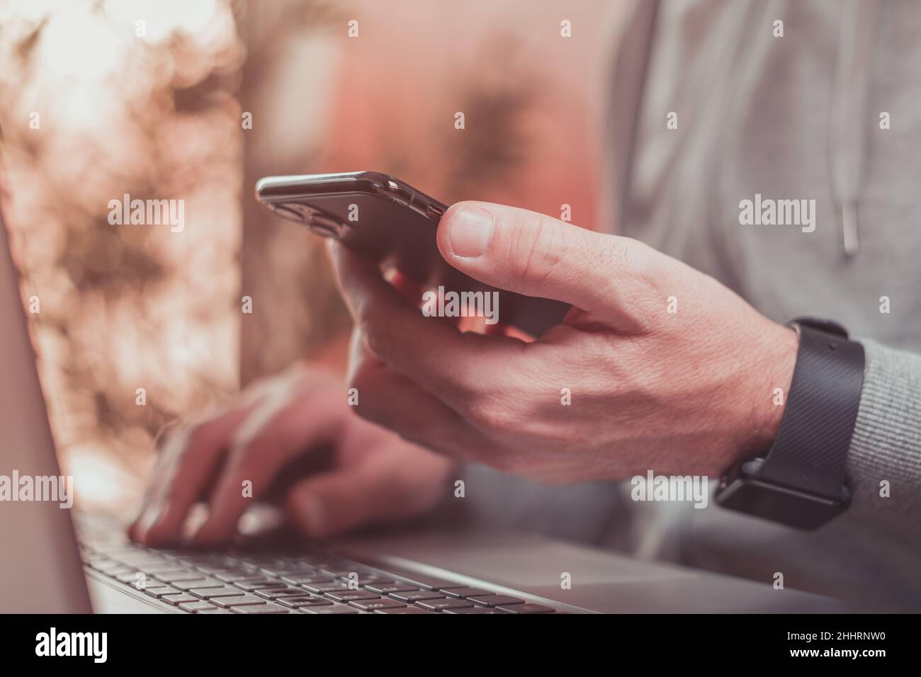 Freiberuflicher Mitarbeiter, der im Heimbüro ein mobiles Smartphone verwendet, selektiver Fokus Stockfoto