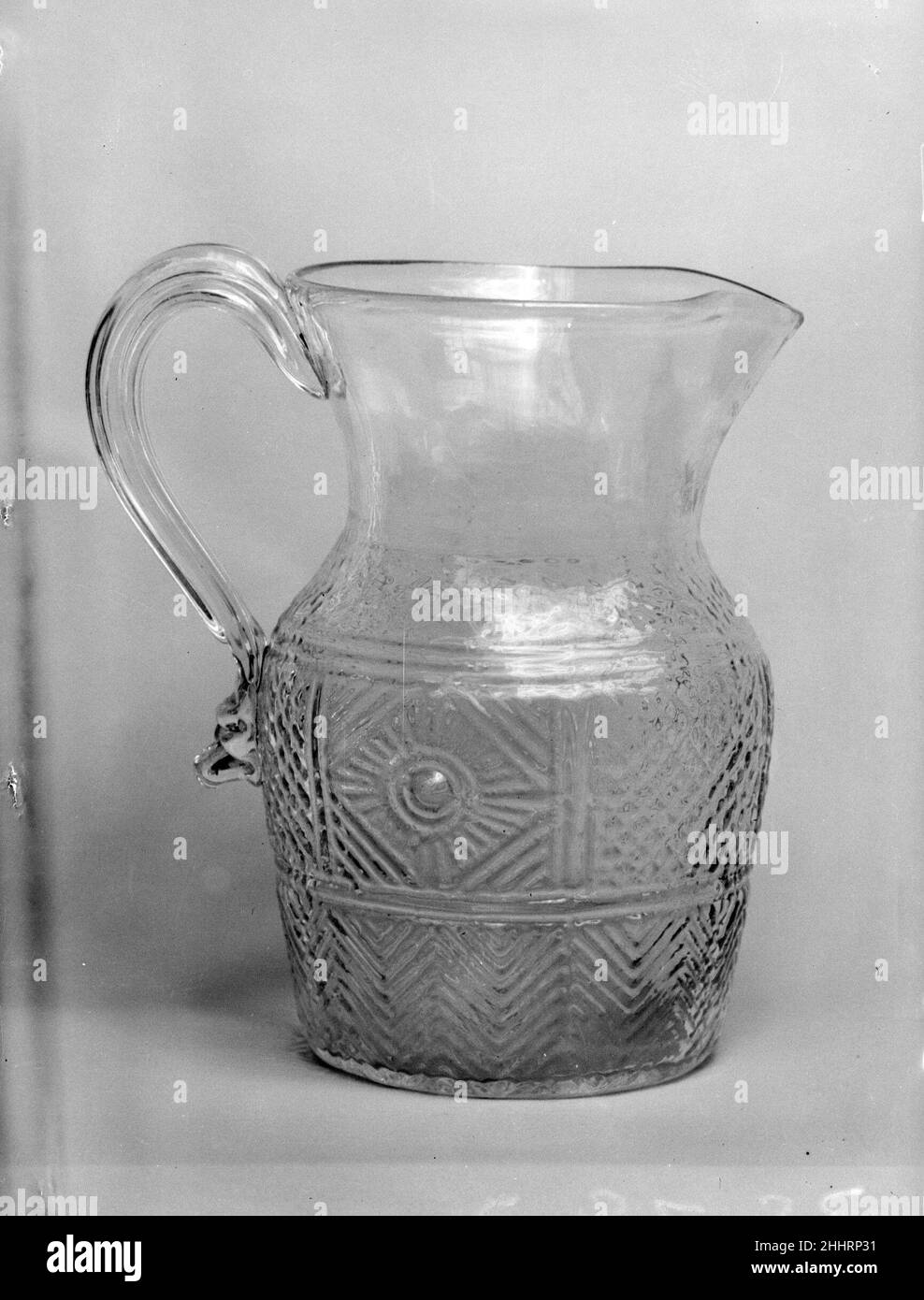 Pitcher 1820–40 Amerikanisch. Pitcher. Amerikanisch. 1820–40. Geblasene Bleiglasform. Hergestellt in den Vereinigten Staaten Stockfoto