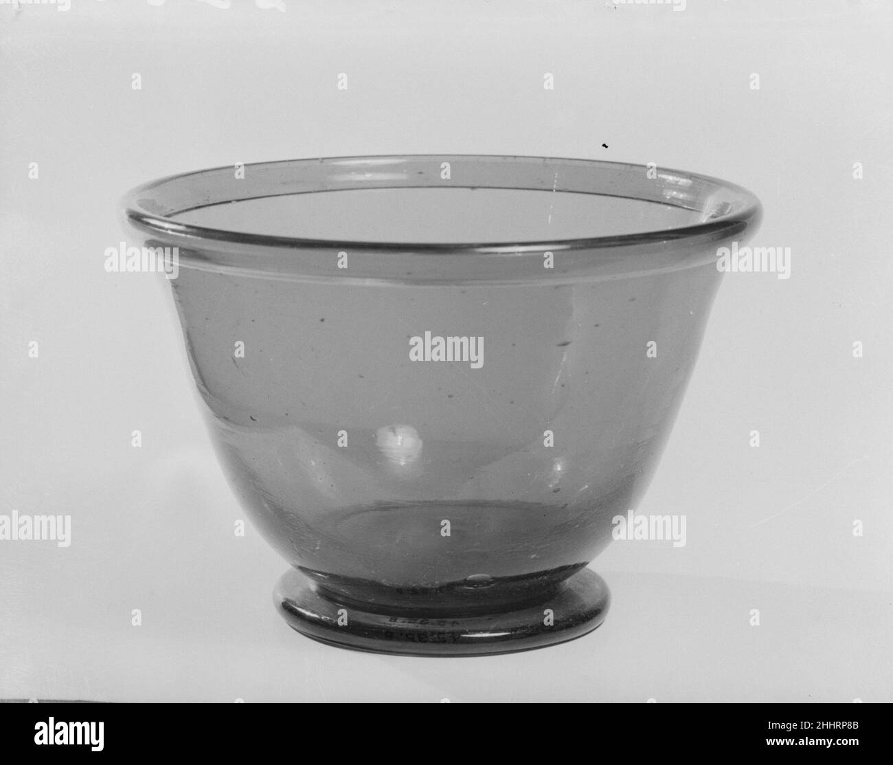 Bowl 1825–50 Amerikanisch. Schüssel. Amerikanisch. 1825–50. Freigeblasenes Glas. Hergestellt in den Vereinigten Staaten Stockfoto