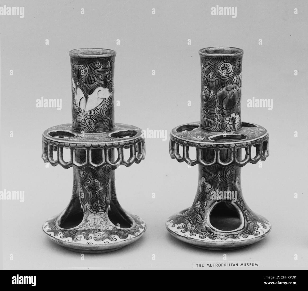 Bürstenhalter ca. 1780 Kasuke. Bürstenhalter. Kasuke. Japan. Ca. 1780. Keramik, hergestellt nach chinesischen emaillierten Keksen (Kyoto Ware). Edo-Zeitraum (1615–1868). Keramik Stockfoto