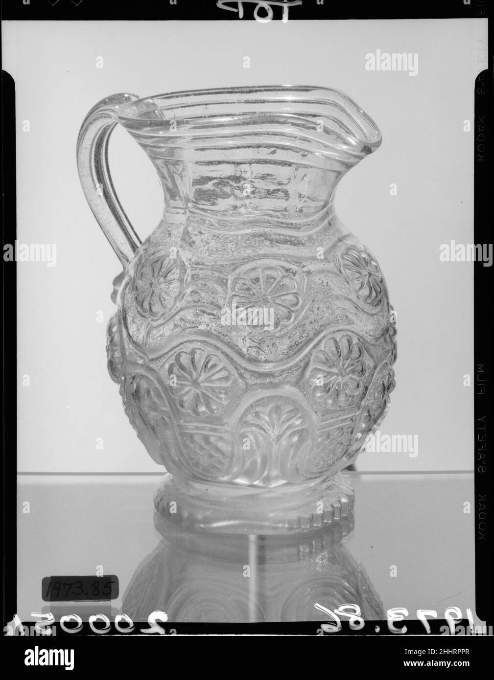 Pitcher 1820–40 Amerikanisch. Pitcher. Amerikanisch. 1820–40. Geblasene Bleiglasform. Möglicherweise hergestellt in Massachusetts, USA Stockfoto