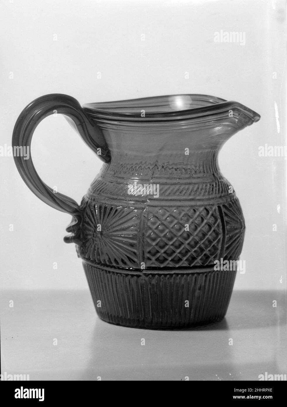 Pitcher 1820–40 Amerikanisch. Pitcher. Amerikanisch. 1820–40. Mundgeblasene Bleiglasform. Hergestellt in den Vereinigten Staaten Stockfoto