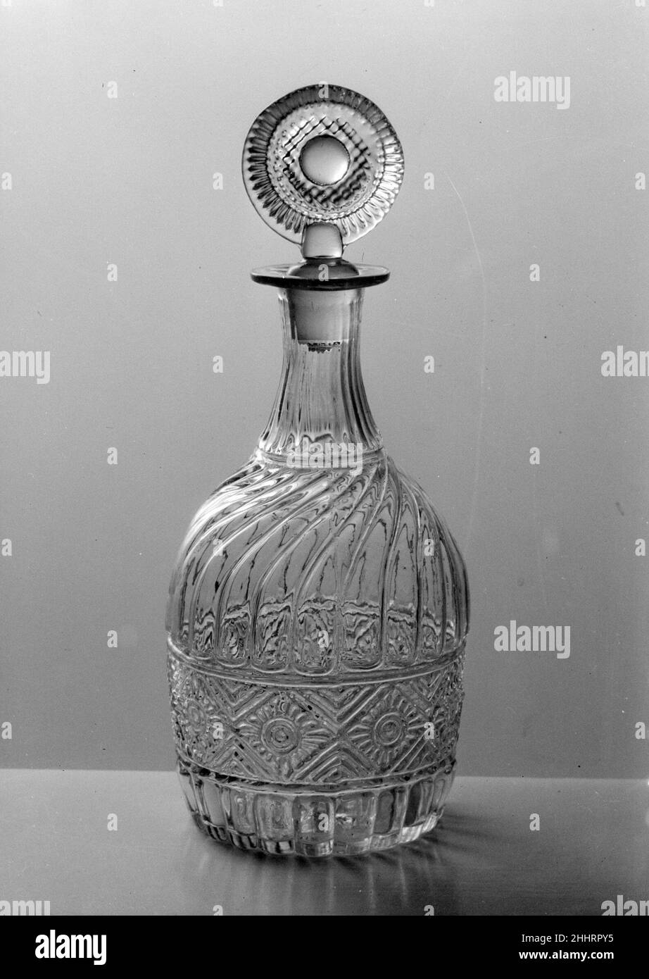 Dekanter 1820–40 Amerikanisch. Dekanter. Amerikanisch. 1820–40. Geblasene Bleiglasform. Hergestellt in den Vereinigten Staaten Stockfoto