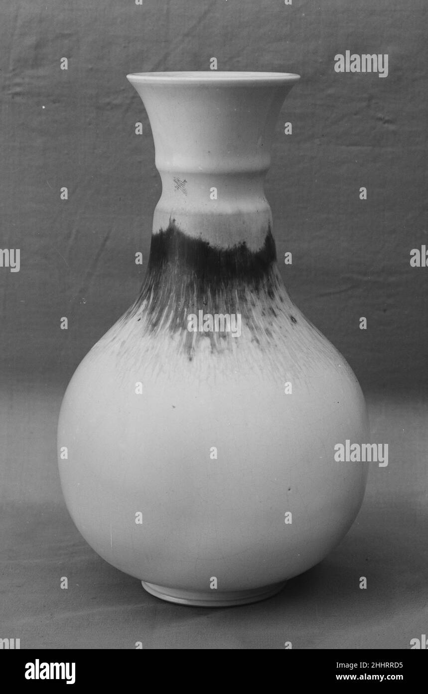 Blumenvase 19th Century Takemoto Japanisch. Blumenvase. Takemoto (Japanisch, 1845–1892). Japan. 19th Jahrhundert. Weißes Porzellan, schwach grün, mit flambierbarem Kragen. Edo (1615–1868) oder Meiji-Periode (1868–1912). Keramik Stockfoto