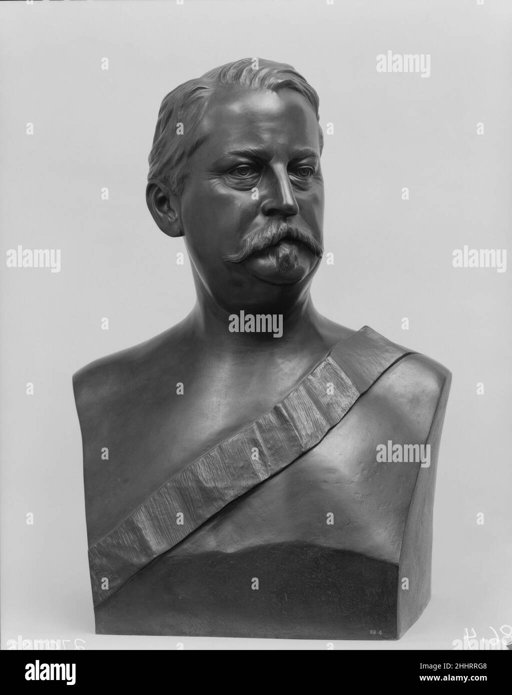 General Winfield Scott Hancock 1880, Darsteller ca. 1886 J. Wilson Alexander MacDonald Hancock (1824-1886) absolvierte 1844 den West Point in derselben Klasse mit Ulysses S. Grant und Stonewall Jackson. Er gewann dauerhaften Ruhm als einer der großen Bürgerkriegssoldaten für seine Rolle in der Union Sieg in Gettysburg im Jahr 1863. 1880 wurde Hancock als demokratischer Präsidentschaftskandidat nominiert, wurde aber knapp von James A. Garfield besiegt. In diesem Jahr nahm MacDonald eine Lebensmaske von Hancock und schuf mit dieser als Vorbild dieses heroische Bronzeporträt. Die hermform Büste ist bis auf ein Band tha ungedrapiert Stockfoto