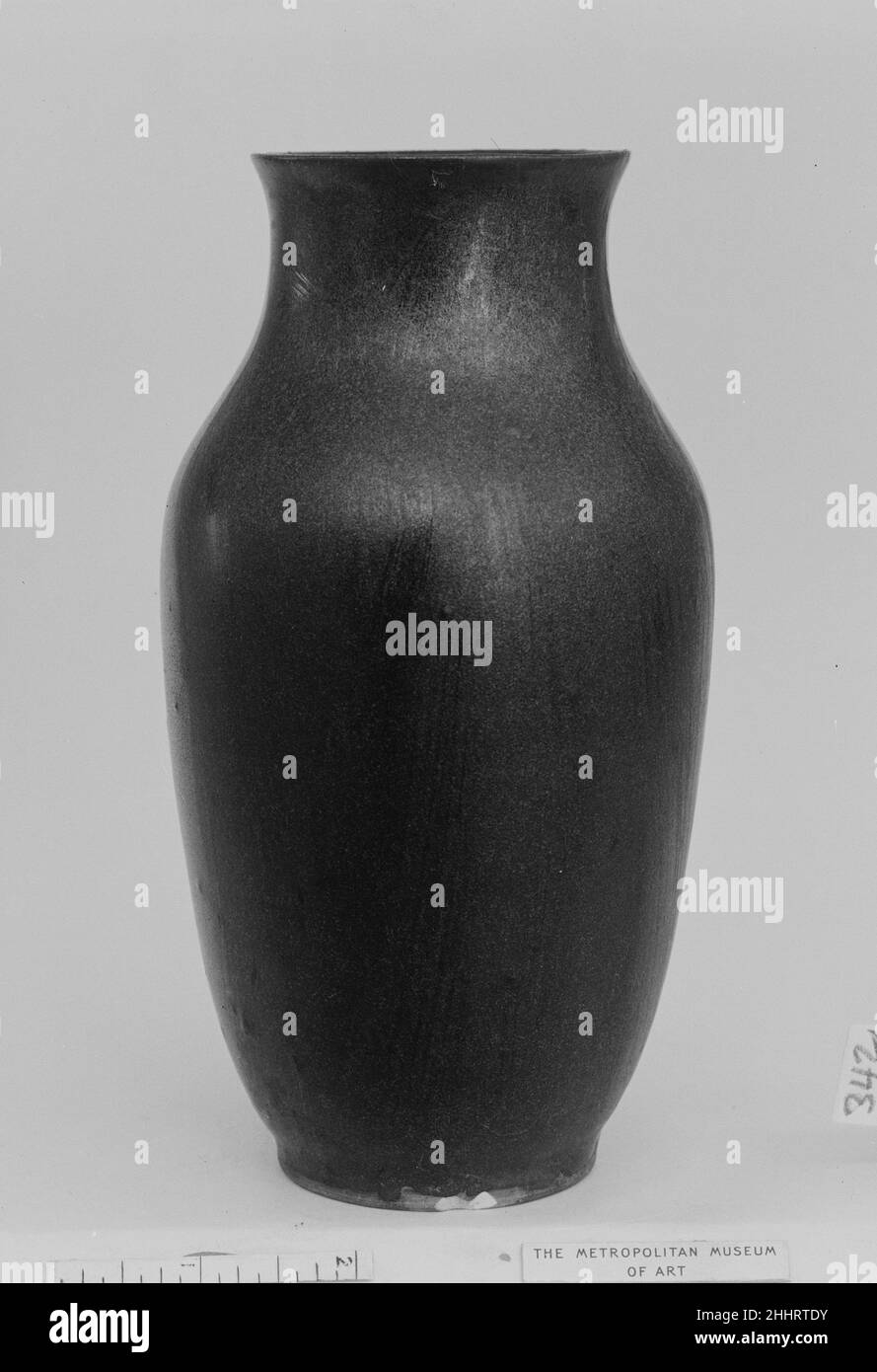 Vase 18th Jahrhundert Japan. Vase. Japan. 18th Jahrhundert. Ton mit gesprenkelter Glasur (Takatori Ware) bedeckt. Edo-Zeitraum (1615–1868). Keramik Stockfoto