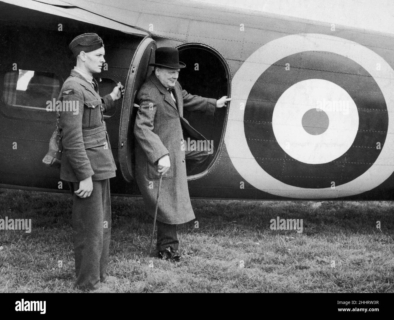 Der britische Premierminister Winston Churchill verlässt sein Flugzeug, um während des Zweiten Weltkriegs eine Verteidigungsposition in England zu besuchen. Ca. 1941. Stockfoto