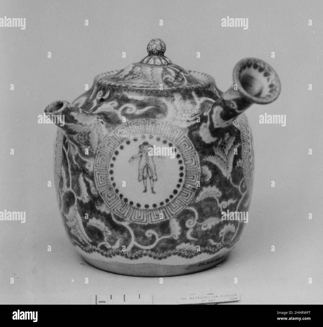 Teekannen 1870 Japan. Teekannen. Japan. 1870. Fayence im Delfter Stil dekoriert, in sattem Blau (Kyoto Ware). Meiji-Periode (1868–1912). Keramik Stockfoto