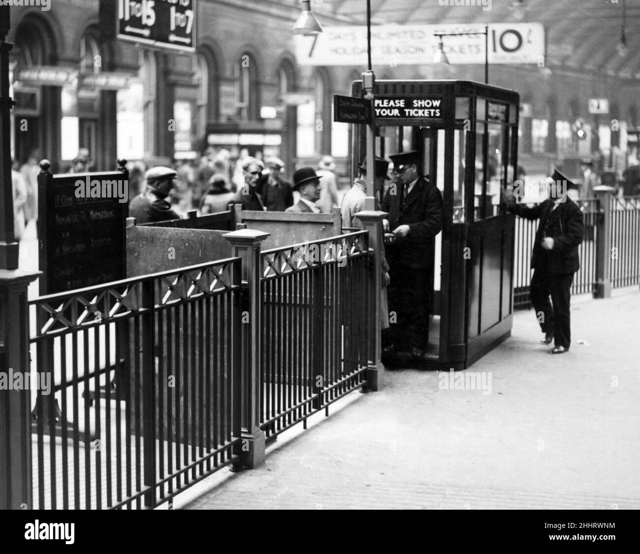 Neue Barriere und Ticket-Büro in Betrieb genommen in den Hauptplatz am  Hauptbahnhof in Newcastle, heute. Die Barriere wird eine bessere Kontrolle  der Hauptleitungsplattform ermöglichen. 17th. Juni 1937 Stockfotografie -  Alamy