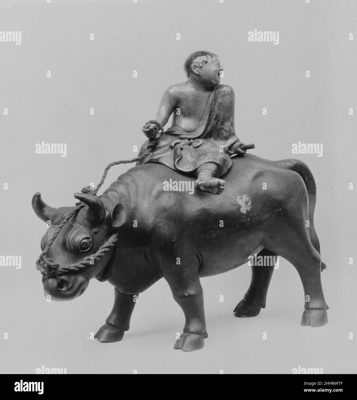 Zenser in Form eines Jungen, der einen Ochsen reitet 1720 Japan. Zenser in Form eines Jungen, der einen Ochsen reitet. Japan. 1720. Fayence bedeckt mit nicht glänzenden schwarzen Glasur, farbigen und goldenen Emaillen (Awata Ware). Edo-Zeitraum (1615–1868). Keramik Stockfoto
