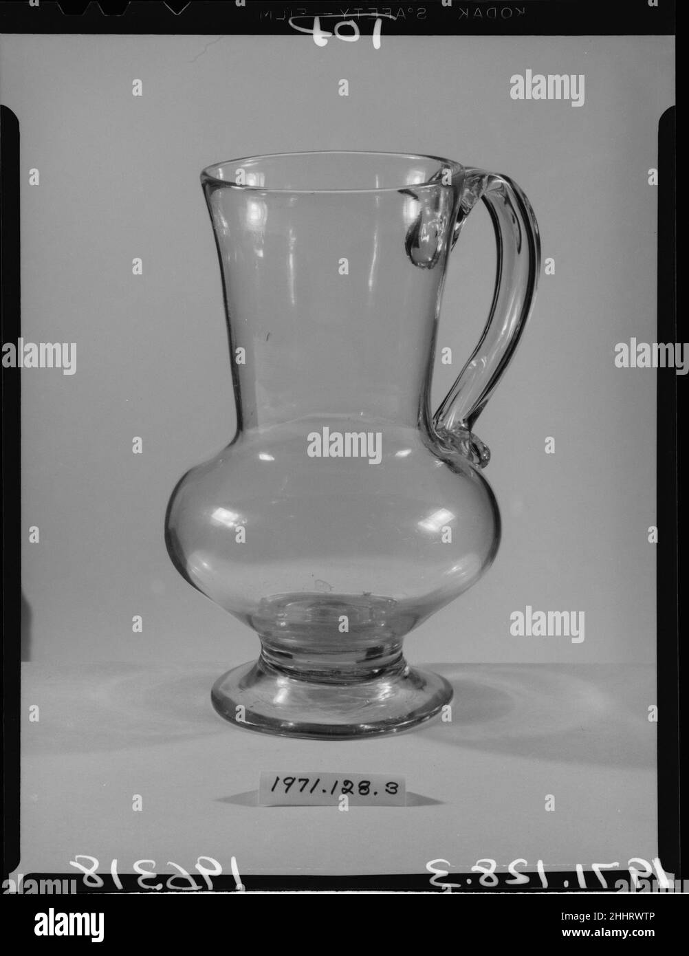 Mug 1770–1800 Amerikanisch. Becher. Amerikanisch. 1770–1800. Freigeblasenes Bleiglas. Hergestellt in den Vereinigten Staaten Stockfoto