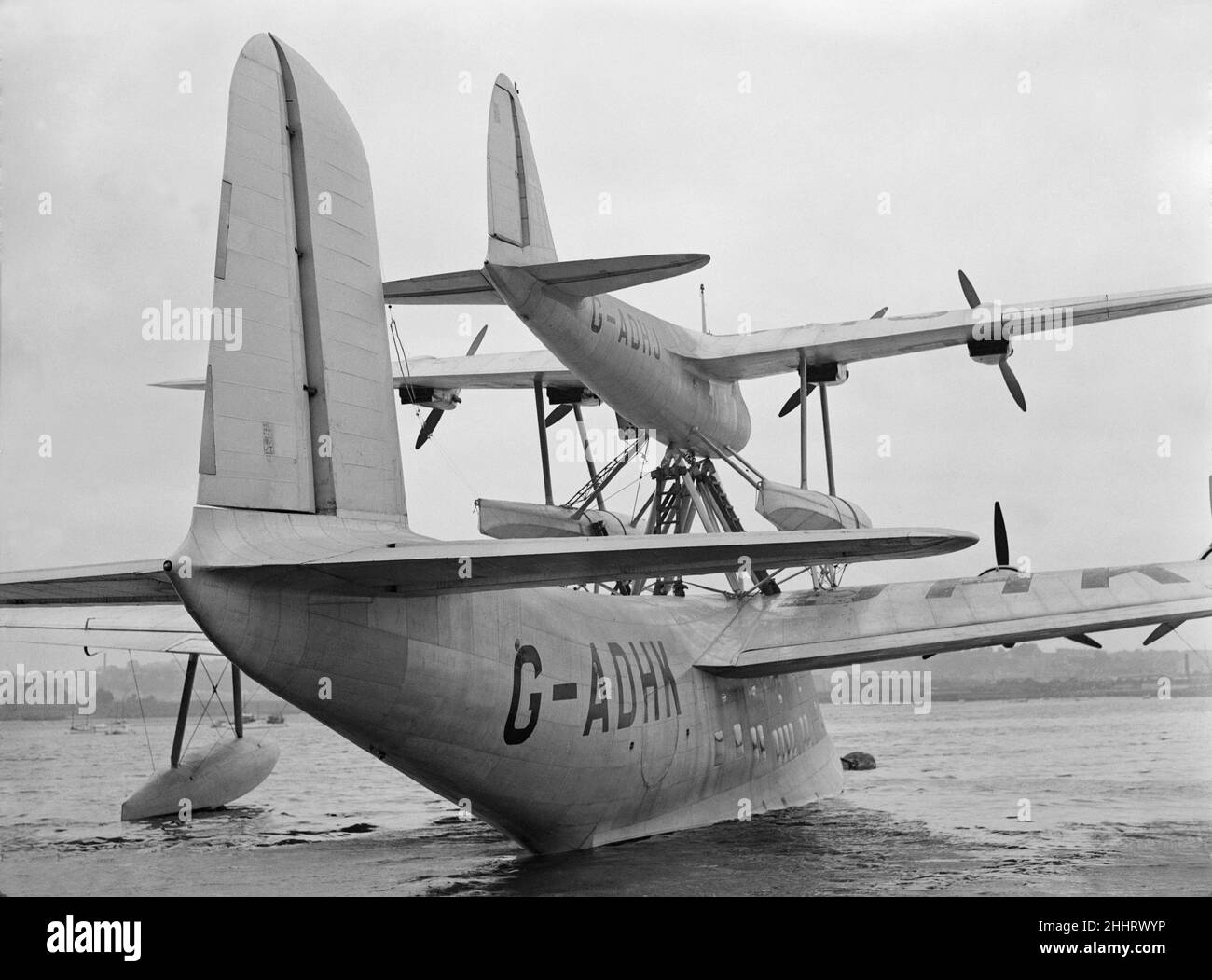 Die Short Mayo composite Flugzeuge umfasste das kurze S.21-Maia (G-ADHK) war eine Variante der kurzen C-Klasse-Empire-Flugboot, ausgestattet mit einem Bock oder Pylon an der Oberseite des Rumpfes, die kurze S.20 Mercury(G-ADHJ) hier zu sehen in den Medway zu unterstützen Stockfoto