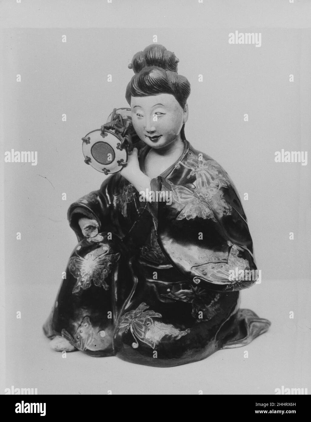 Figur eines Mädchens, das Tsuzumi 1870 Japan spielt. Figur des Mädchens, das Tsuzumi spielt. Japan. 1870. Porzellan mit farbigen Emaillen verziert (Hizen Ware, Kutani Typ). Meiji-Periode (1868–1912). Keramik Stockfoto