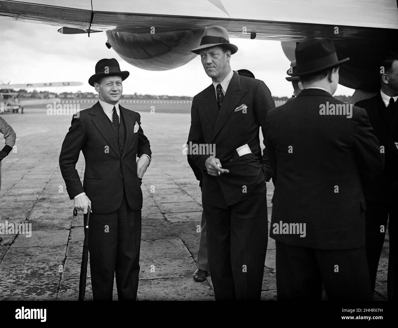 Prinz Axel von Dänemark (Mitte) bei einem offiziellen Besuch von der Focke-Wulf-FW von Danish Air Lines 200A-0 Condor OY-DAMM Dania, der am 28th. Juli 1938 hier in Croydon gesehen wurde, nachdem er den Erstflug zwischen Kopenhagen und London abgeschlossen hatte. Stockfoto