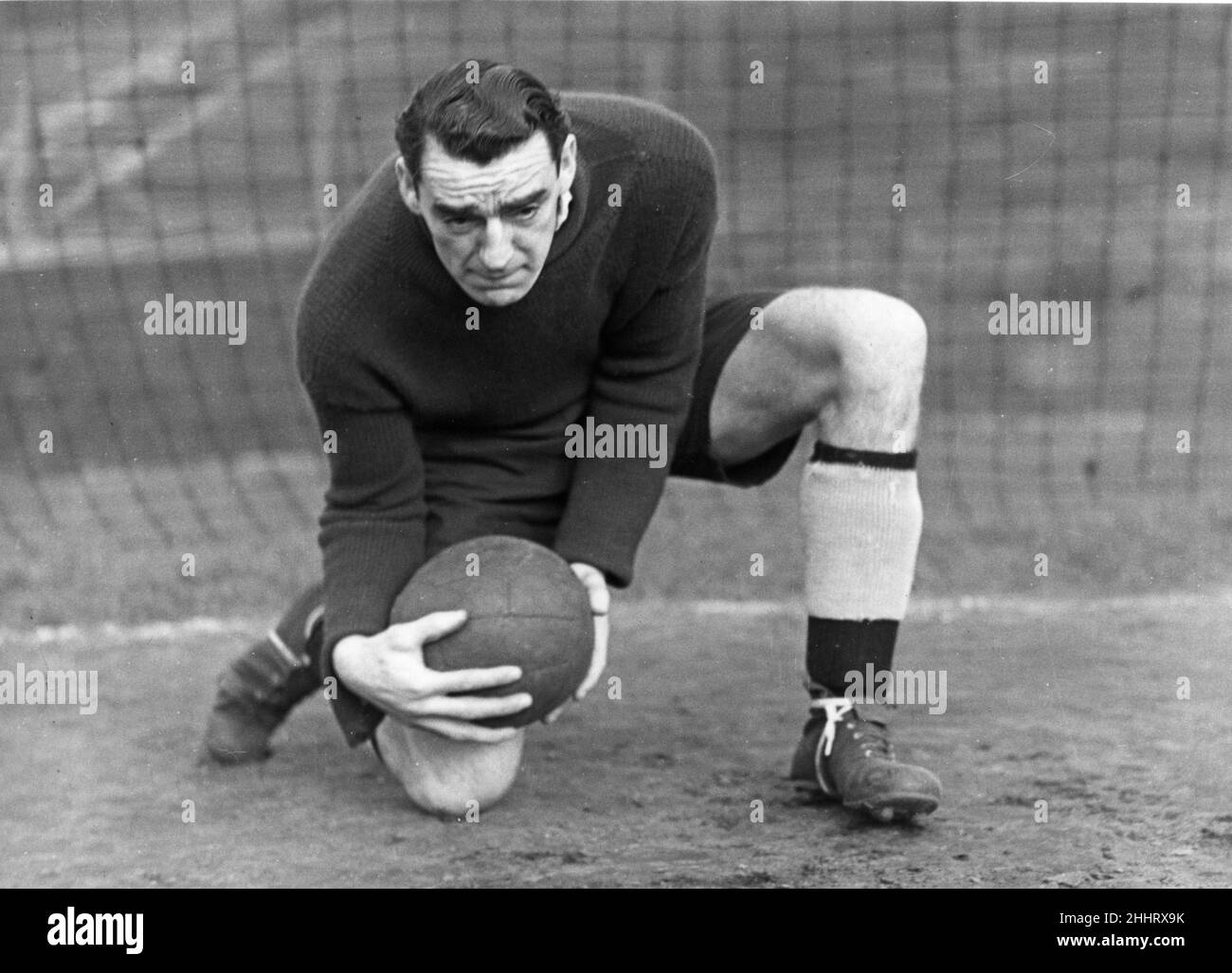 Frank Swift Manchester City Torwart für Manchester City (1933-1949) und England. Frank Swift trat 1949 in den Ruhestand und begann eine Karriere im Journalismus als Fußballkorrespondent für die News of the World. Er starb im Alter von 44 Jahren bei der Luftkatastrophe in München, nachdem er über das Fußballspiel von Manchester United gegen den Roten Stern Belgrad, das um 1941 abgebildet wurde, berichtet hatte. Stockfoto