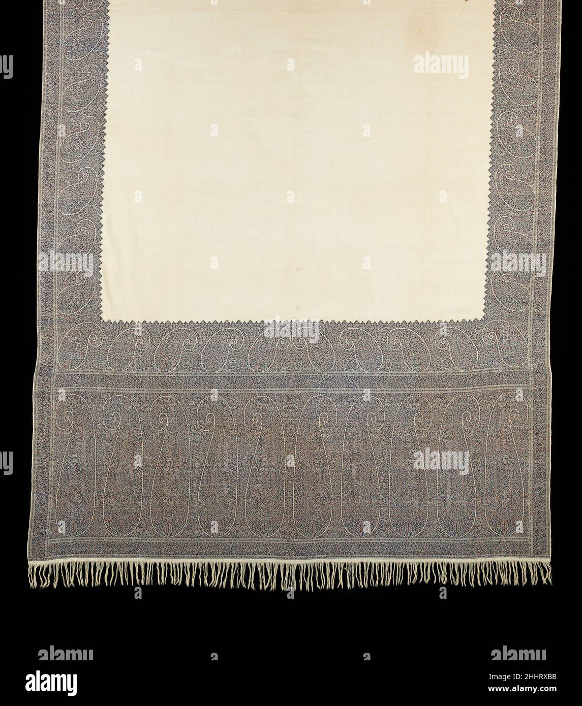 Schal 1840–49 Französisch Dieses sehr fein gewebte Tuch ist ein gutes Beispiel für die Raffinesse und das Geschick der französischen Weber, die damals importierten indischen und persischen Schals nachzuahmen. In vielerlei Hinsicht, Die Schönheit dieses gewebten Schal übertrifft die seiner Inspiration und zeigt, wie dieser Stil der Oberbekleidung oft als Erbstück angesehen und über Generationen weitergegeben wurde.der Schal hatte zwischen dem Ende des 18th. Jahrhunderts bis einen relativ großen Platz als High-Fashion-Accessoire Der 1870s. Diese Accessoires wurden ursprünglich von Männern mit Exposition gegenüber Indien und Persien durch die angenommen Stockfoto