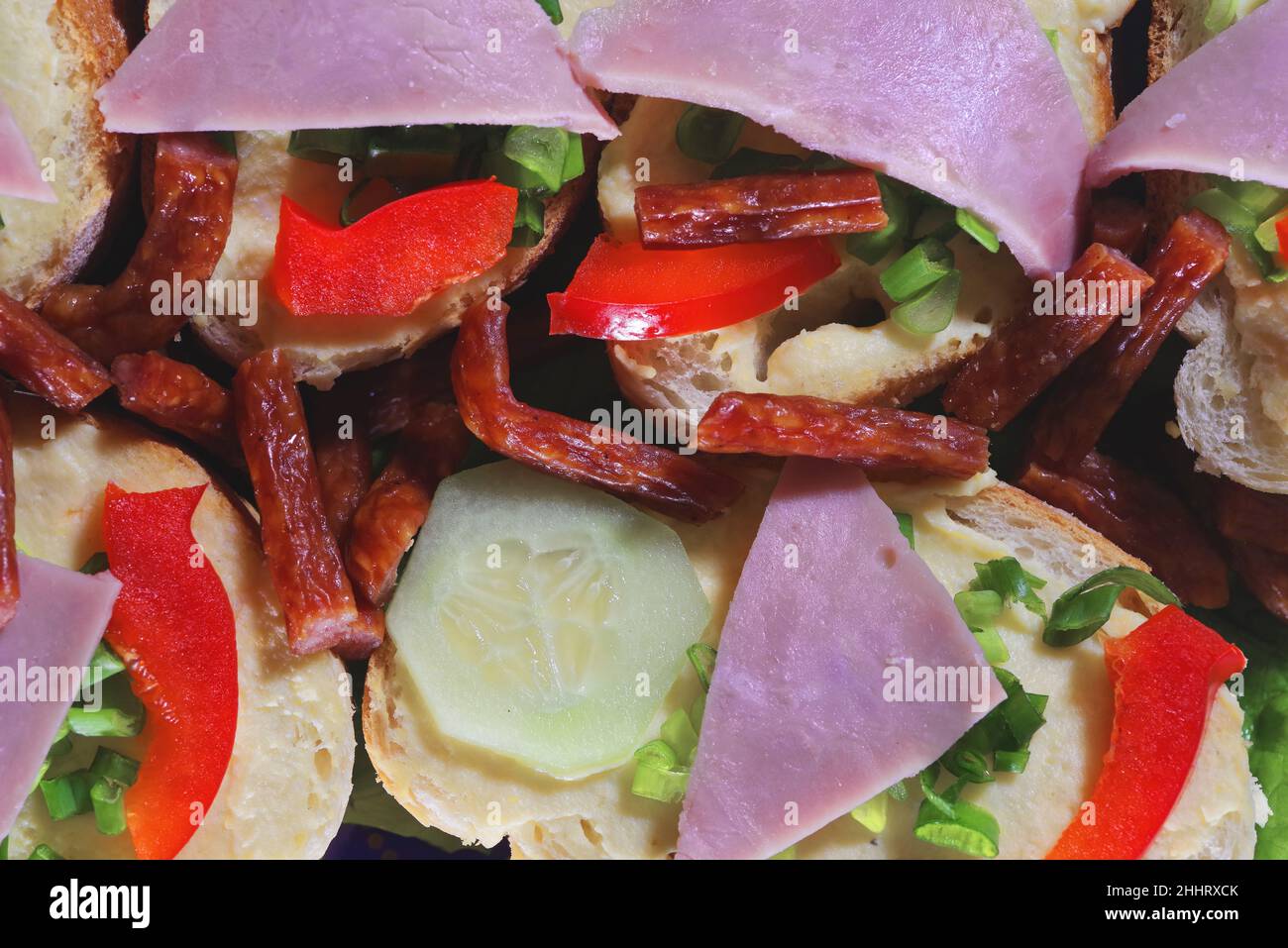 Club Sandwich mit Wurst auf einem weißen Teller. Club Sandwich mit Käse und grünem Salat Essen traditionell hausgemacht Stockfoto