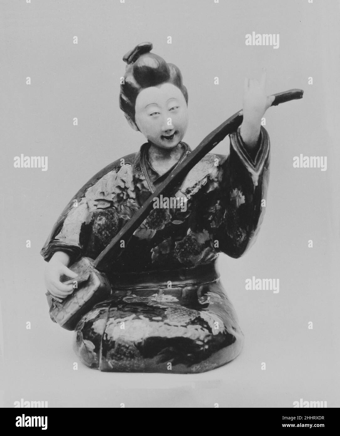 Figur des Mädchens, das Shamisen spielt 1870 Japan. Figur des Mädchens, das Shamisen spielt. Japan. 1870. Porzellan mit farbigen Emaillen verziert (Hizen Ware, Kutani Typ). Meiji-Periode (1868–1912). Keramik Stockfoto