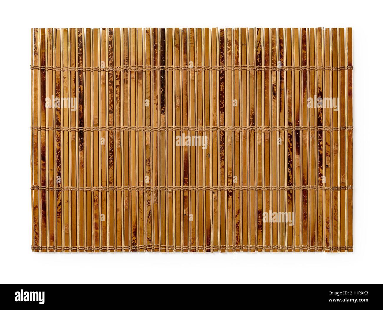 Gesprenkelte Bambus-Tischmatte isoliert auf weißem Hintergrund. Strukturierte Oberfläche aus braunem hölzernen Luncheon-Matte. Leeres Tischset für das Essen. Stockfoto