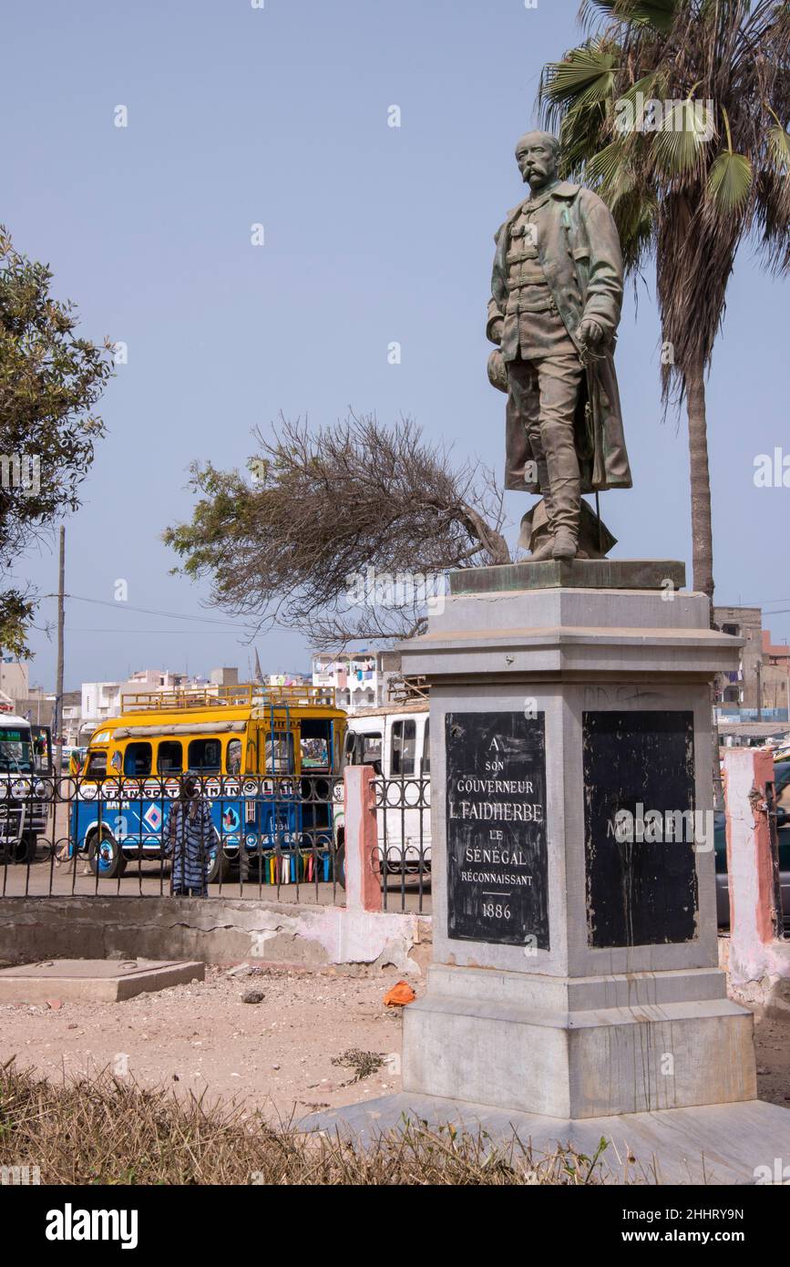 Platz mit einer Skulptur zu Ehren des Gouverneurs Faidherbe in der Stadt Saint Louis im Senegal Stockfoto