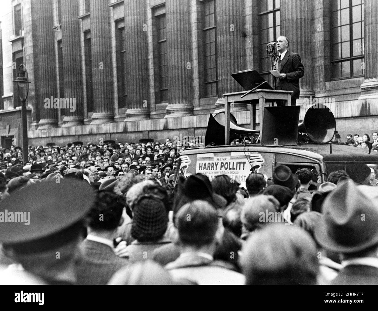 Harry Pollitt, Generalsekretär der britischen Kommunistischen Partei, sprach vor großen Menschenmengen, die sich unter dem Podium versammelten.September 1941. Stockfoto