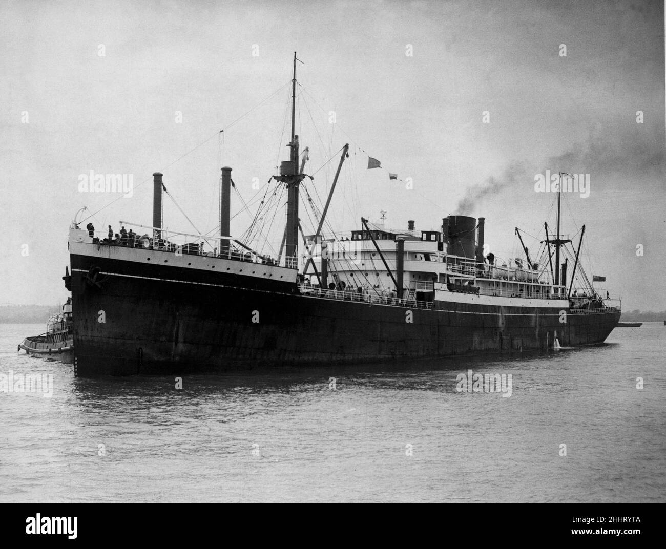 Zealandia, auch bekannt als S.S. Zealandia und mit dem Spitznamen "Z" (oder "Zed"), war ein historisch bedeutsamer, 6.683 Tonnen schwerer, mehrstockiger, einschiffiger australischer Fracht- und Passagierschiff. Es trat in den Dienst im Jahr 1910 und diente als Truppenschiff im Ersten und Zweiten Weltkrieg Zwischen 1940 und 41 transportierte Zealandia den größten Teil der unglücklichen australischen 8th Division. Seine Besatzung war das letzte alliierte Personal, das HMAS Sydney sah, das 1941 mit allen Händen verloren ging. Zealandia selbst ist bei den Luftangriffen auf Darwin am 19. Februar 1942 verloren gegangen. Stockfoto