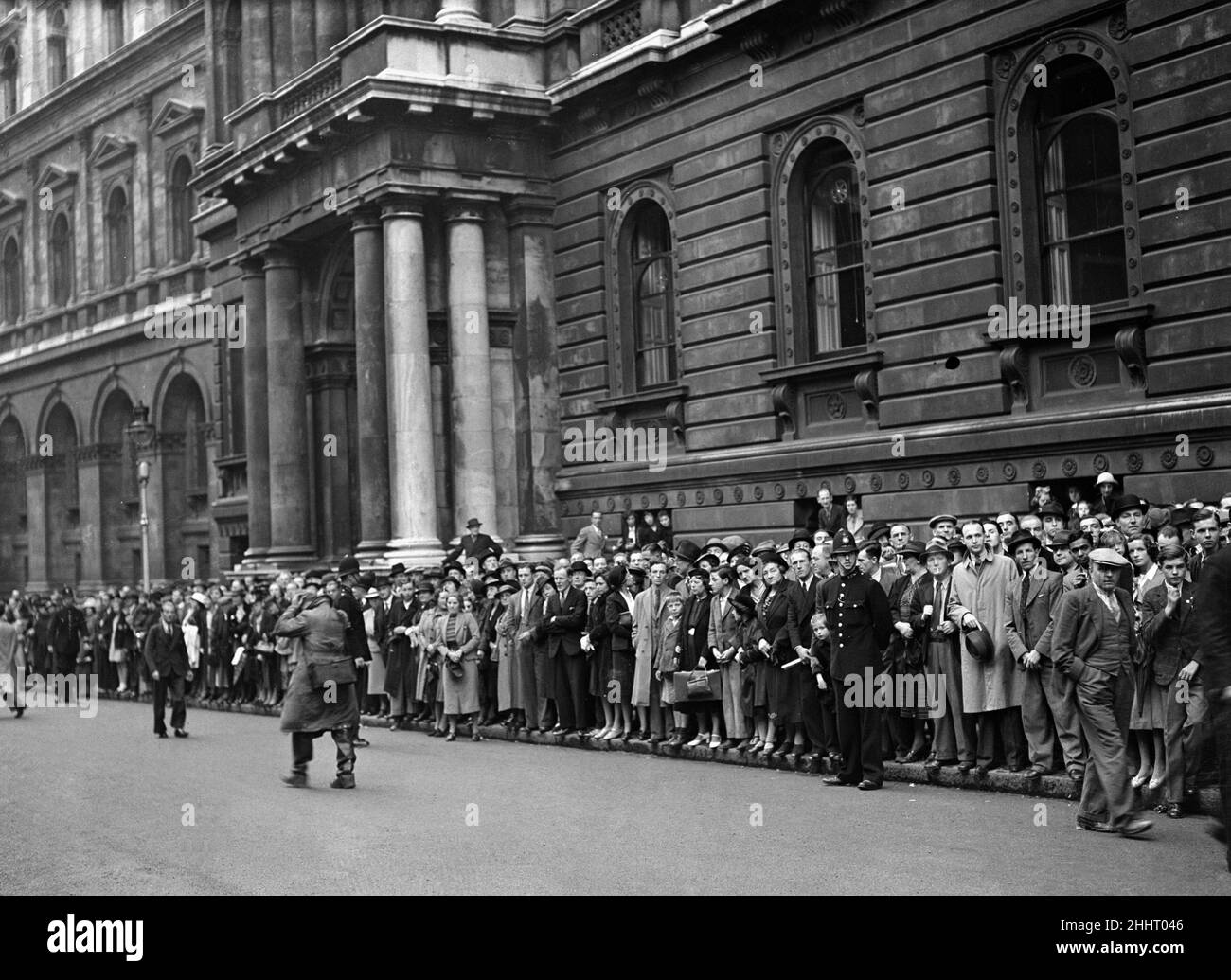 Zweiter Weltkrieg, Großbritannien, 1st. September 1939, Menschenmengen versammeln sich, um Kabinettsminister und Diplomaten bei der Ankunft in der Downing Street London 10 zu beobachten, nachdem sie die Nachricht gehört hatten, dass Nazi-Deutschland in Polen eingefallen war *** Ortsüberschrift *** Watscan - - 11/07/2009 - - - Stockfoto