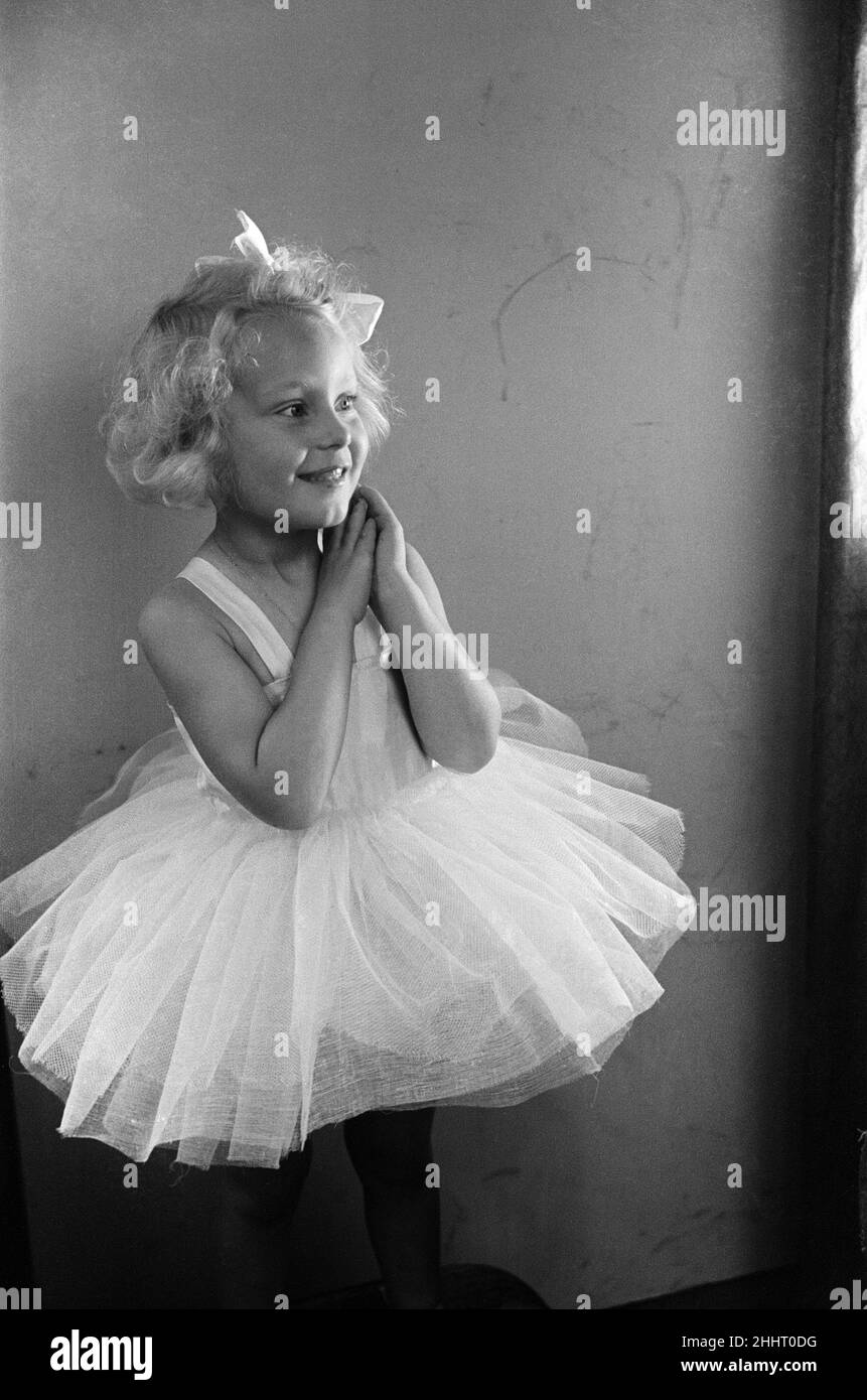 Ella Edwards trägt ein Ballettkleid. September 1941. Stockfoto