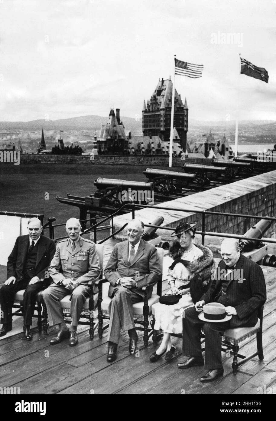 Roosevelt - Churchill Québec Treffen Präsident Roosevelt, Winston Churchill und Mitglieder ihrer Partei auf der Terrasse der Zitadelle mit Blick auf Québec. Im Hintergrund ist das Chateau Frontenac zu sehen. Bild zeigt: Von links nach rechts: Herr Mackenzie King, der Graf von Athlone, Präsident Roosevelt, die Gräfin von Sthlone und Herr Winston Churchill. 23rd. August 1943 Stockfoto