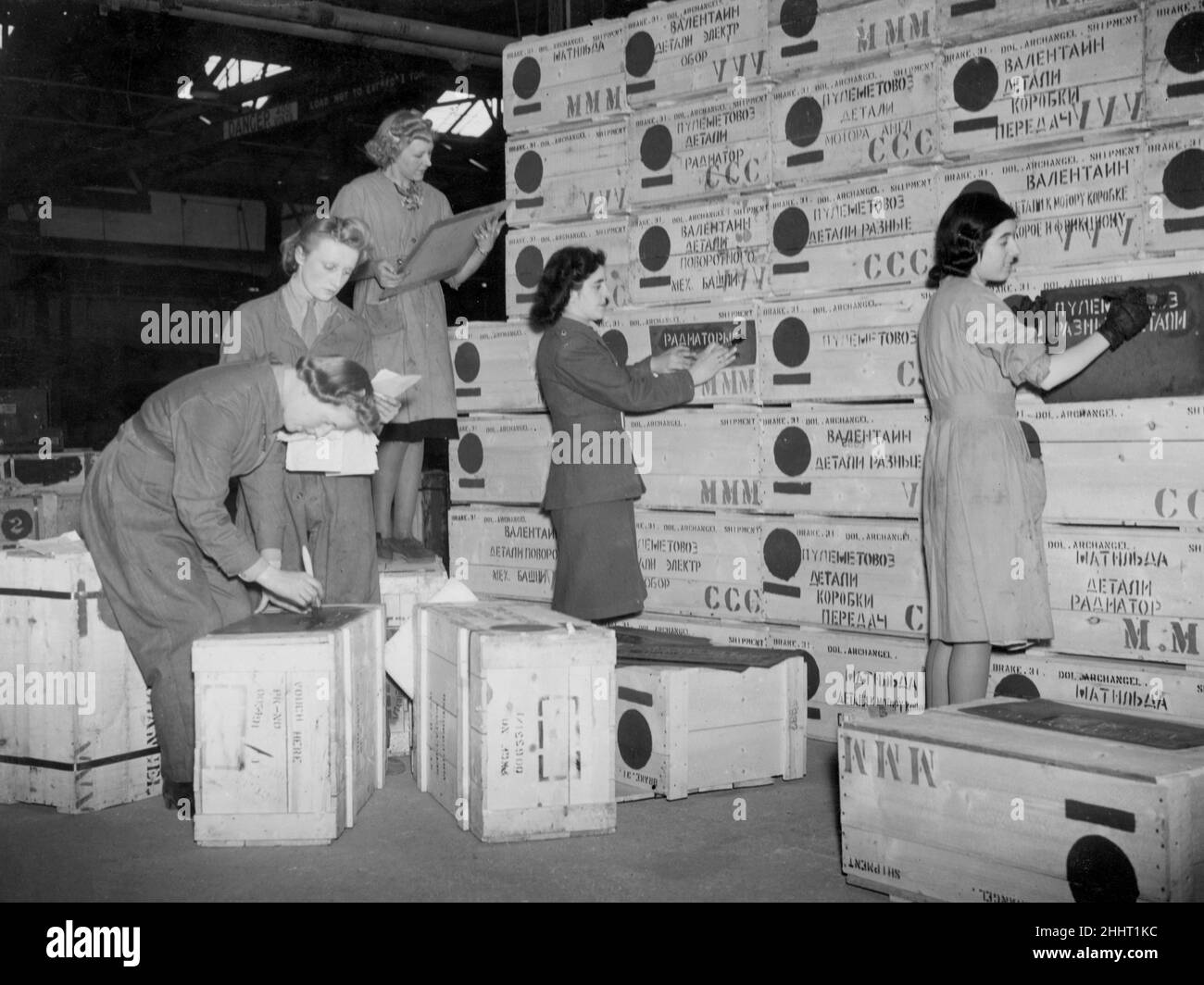 Waffen für Russland. Mädchen in der Ordinanzfabrik stanzten Supplies für die UdSSR mit russischen Worten. 20th. April 1942. Stockfoto