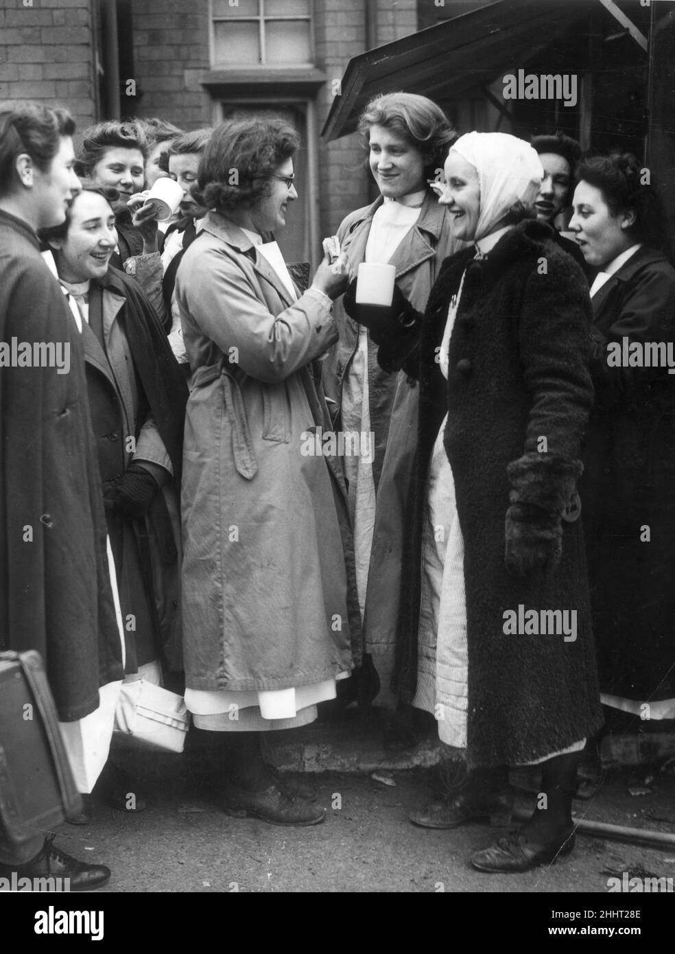 Krankenschwestern von Coventry und Warwick hopsital halten für eine Tasse Tee in der freiwilligen Kantine auf dem Krankenhausgelände, nachdem ihr Gebäude während des Zweiten Weltkriegs von der deutschen Luftwaffe bei einem Luftangriff angegriffen wurde.10th. April 1941. Stockfoto