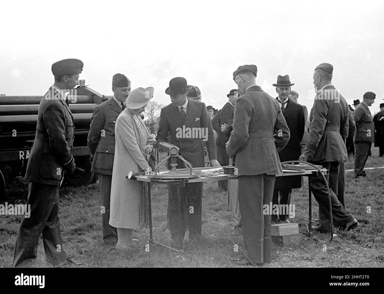 Königliche Party in Hook. Ballonfeuer mit dem König und der Königin und Premierminister Neville Chamberlain in Anwesenheit. April 1939. 1st. april 1939 Stockfoto