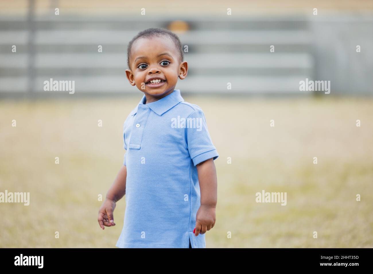 Ein süßes einjähriges Kleinkind draußen Stockfoto