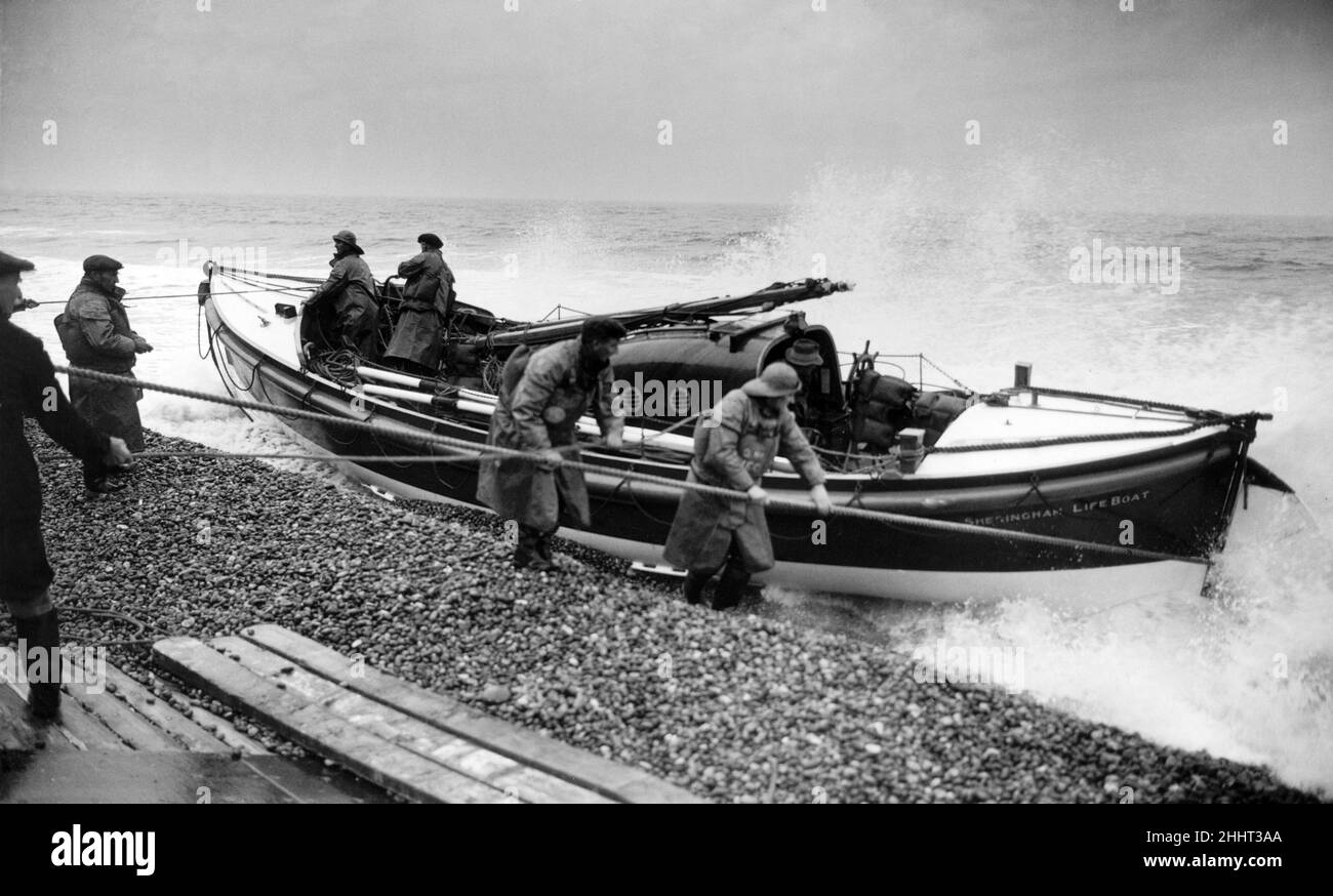 Rettungsbootleute aus Sheringham, Norfolk, stehen während operativer Flüge über die Nordsee zur Seite, um Luftwaffe zu retten, die auf dem Weg nach oder von Auslandsmissionen ins Meer gefallen sein könnten. Hier sind sie abgebildet, wie sie das Rettungsboot in Position bringen, um es an Land zu schleppen 12th. Januar 1944. Stockfoto