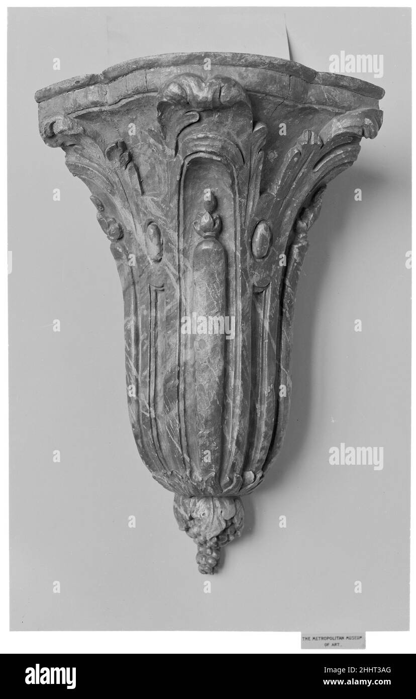 Eckkonsole Anfang des 18th. Jahrhunderts Französisch. Eckkonsole. Französisch. Anfang 18th Jahrhundert. Marmoriertes Holz, Marmorplatte. Holzmöbel Stockfoto