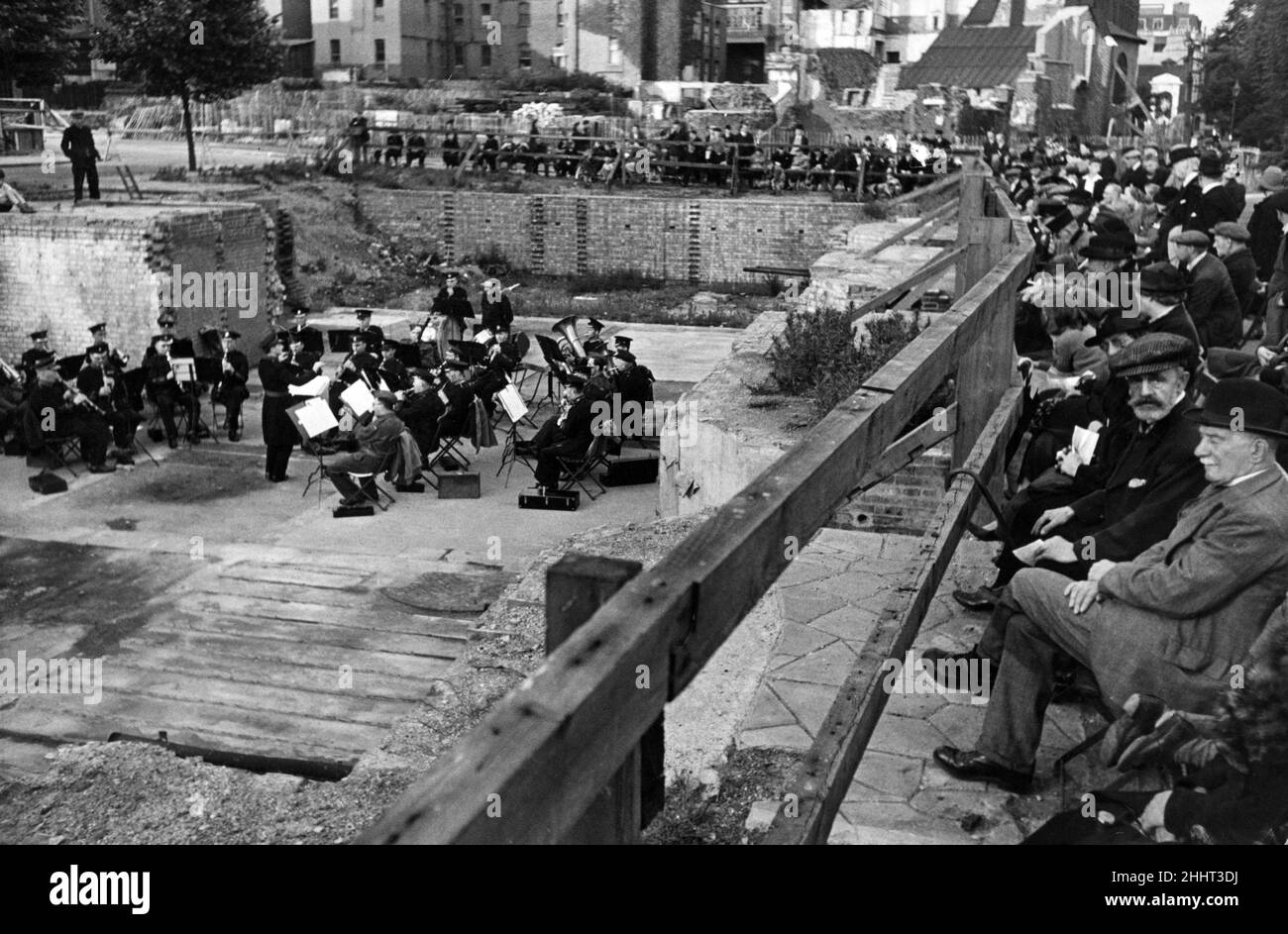 Chelsea Urlaub zu Hause. London Transport Military Band spielt auf einem bombardierten Gelände, Ecke Old Church Street und Embankment. 17th. Juni 1943. Stockfoto