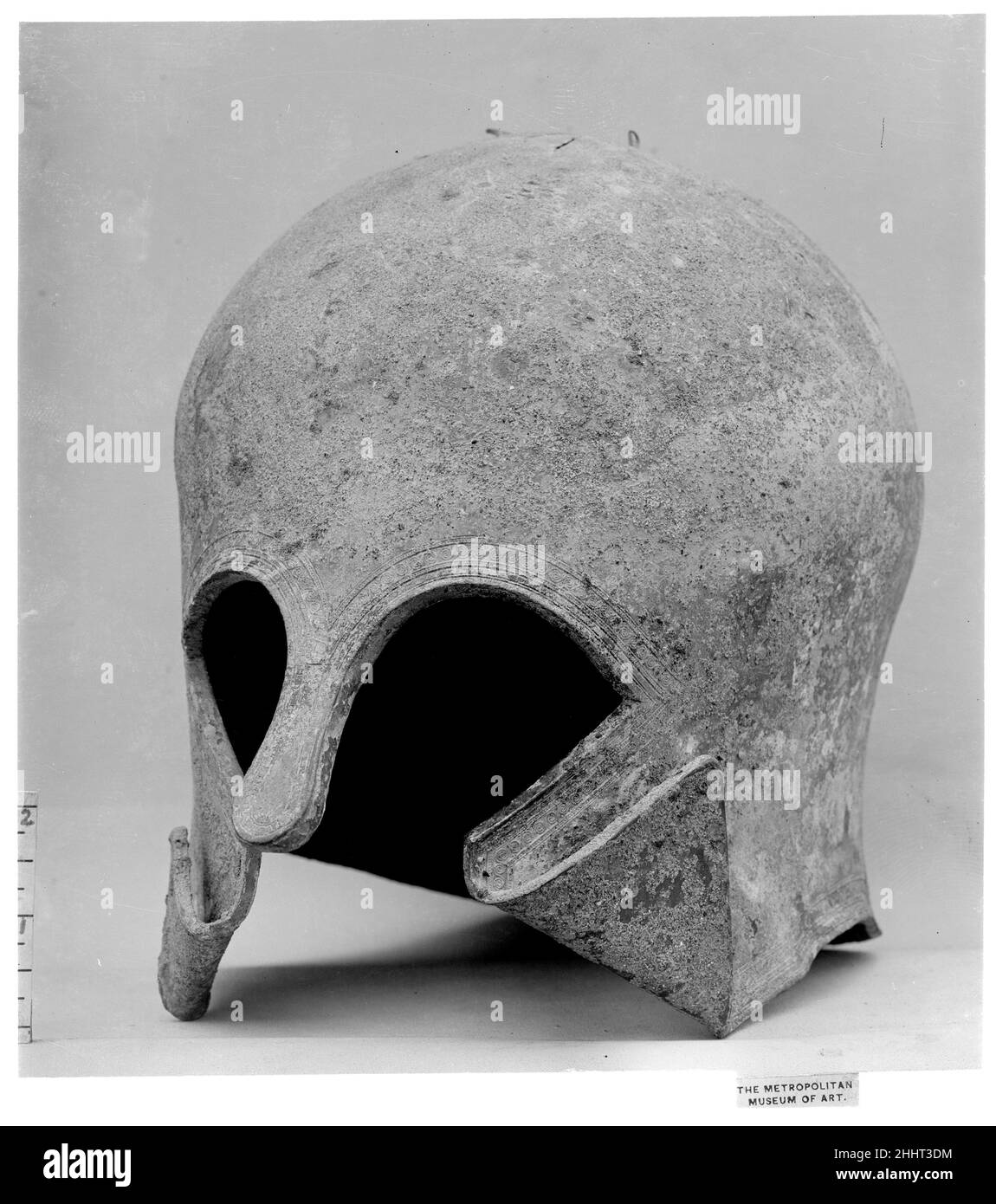 Bronzehelm vom korinthischen Typ Ende des 7th.–6th. Jahrhunderts v. Chr. Griechisch, korinthisch dieser Helm gehört zu einer Gruppe, die sehr fein ausgeführte Zierränder, insbesondere ein Spiralband, besitzt. Bronzehelm des korinthischen Typs. Griechisch, korinthisch. Spätes 7th–6th Jahrhundert B.C. Bronze. Archaisch. Bronzen Stockfoto