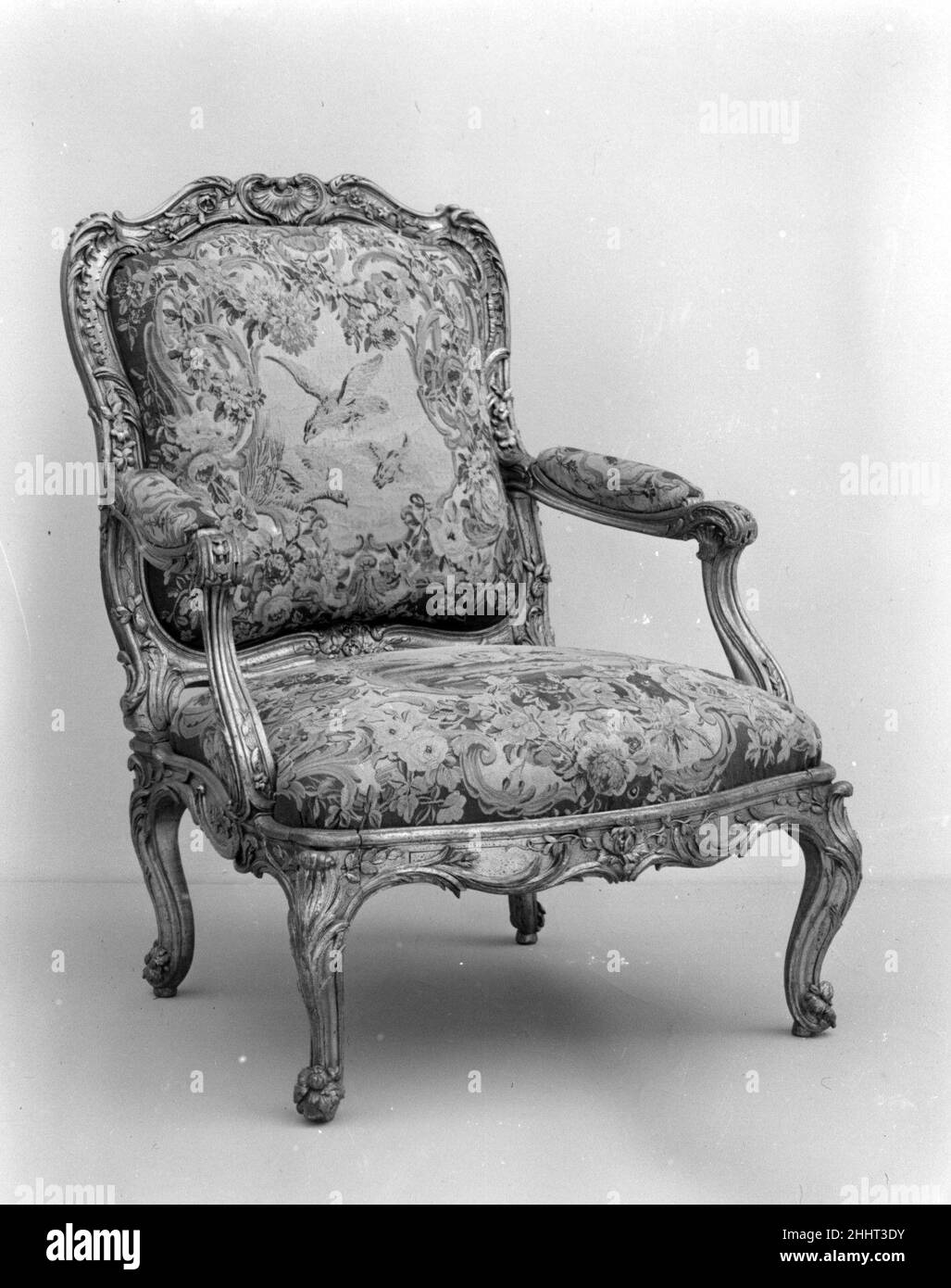 Armlehne 1754–56 Beauvais Diese Wandteppiche sind Teil eines Sets von zwölf Sesseln und zwei Sofas, die 1753 von Baron Johann Ernst Bernstorff, dänischer Botschafter am Hof von Versailles zwischen 1744 und 1751, in Paris bestellt wurden. Nach seiner Rückkehr nach Dänemark beauftragte Bernstorff diese Sitzmöbel für den Gobelin-Raum seiner neuen Residenz in Kopenhagen, der mit vier Wandteppichen der Serie Amours des Dieux, die in der Manufaktur Beauvais gewebt wurden, aufgehängt wurde. Die Wandteppiche werden nach Entwürfen des Malers Jean-Baptiste Oudry (1686–1755) mit Tier- und Vogelmotiven gewebt. Für eine vollere Entkalkung Stockfoto