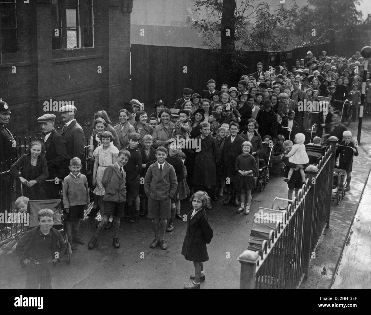 Krise In Tschechien Und Der Slowakei (13.-29. September 1938) A.R.P. Maßnahmen in Derby als Mitglieder der Öffentlichkeit Schlange für Gasmasken in St. Dunstains Schools, Derby 15th September 1938 Stockfoto