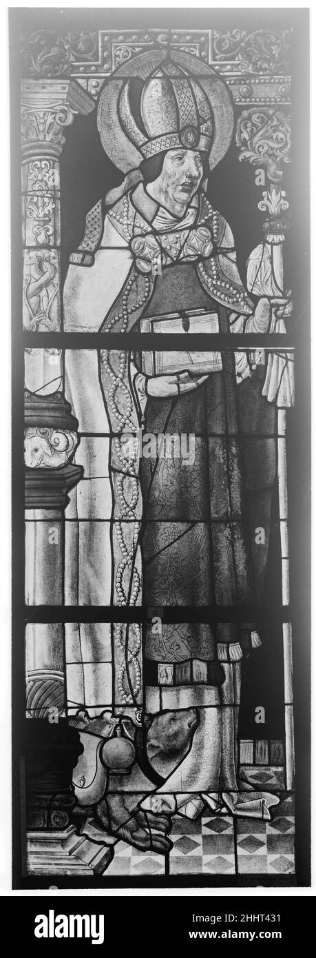 Heiliger Maximin, Bischof von Trèves, mit einem Bären (einer von einem Paar) ca. 1510–30 German Saint Maxime (d. 346) war früher Bischof der deutschen Stadt Trier und wurde ihr schutzpatron. Der Legende nach griff ein Bär das Rudelpferd von Maxime an und wurde dann vom heiligen gezähmt und befohlen, seine Last zu tragen. Der Packsattel mit seinen Besitztümern wurde zum Symbol der bischöflichen Bürde von Maxime. Heiliger Maximin, Bischof von Trèves, mit einem Bären (einer von einem Paar). Deutsch. Ca. 1510–30. Buntglas; Topfmetall, weißes Glas, Glaskörper-Farbe, Silberfleck. Glasmalerei Stockfoto