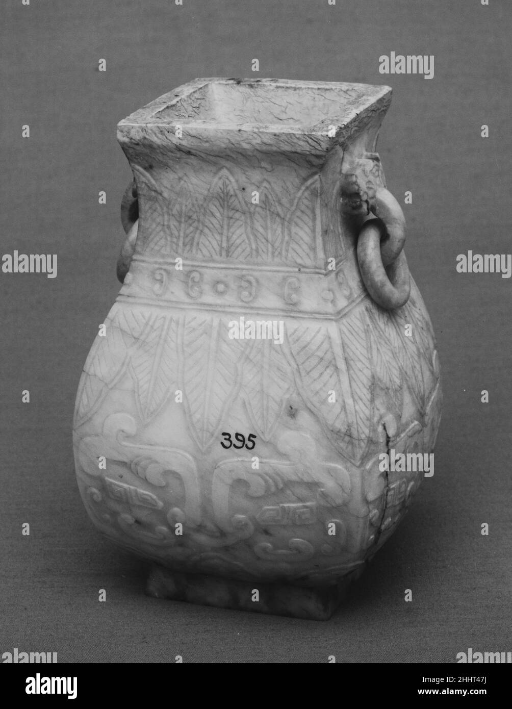 Viereckige Vase (Fang Hu) China. Viereckige Vase (Fang Hu). China. Nephrit, weiß mit blassgrünlicher Färbung, teilweise zu einem sehr schwachen Braun kalziniert. Ming-Dynastie (1368–1644). Jade Stockfoto