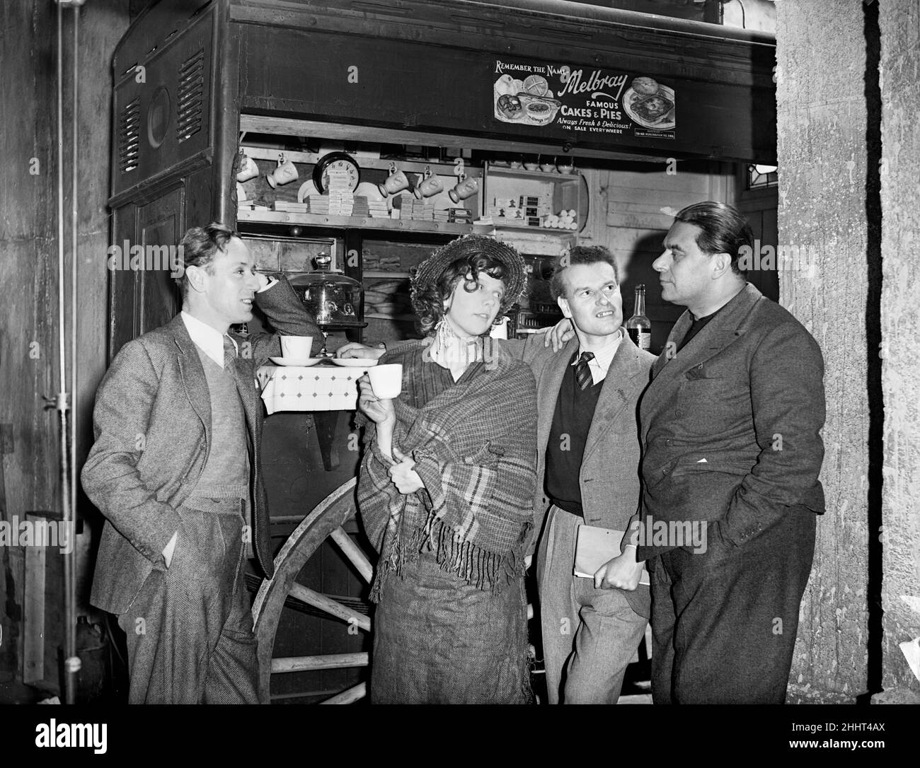 Dreharbeiten zu Pygmalion, Regie: Anthony Asquith und Leslie Howard, in den Pinewood Studios, London, England, 20th. März 1938. Leslie Howard: Wendy Hiller: Antony Asquith & Gabriel Pascal, diskutieren die Handlung (am Set) vor dem Kaffeestall in der St. Paul¿ Church Covent Garden. Stockfoto