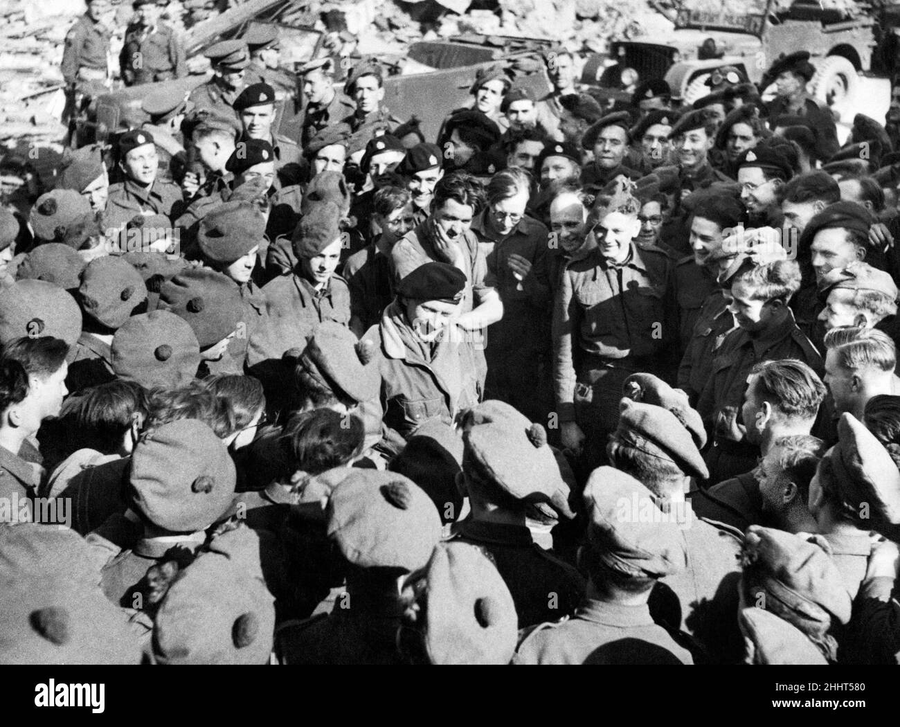 Feldmarschall Bernard Montgomery sah hier, wie er mit den Männern der Black Watch sprach, kurz bevor sie ihren Angriff auf den Rhein in Deutschland beginnen. März 1945 Stockfoto