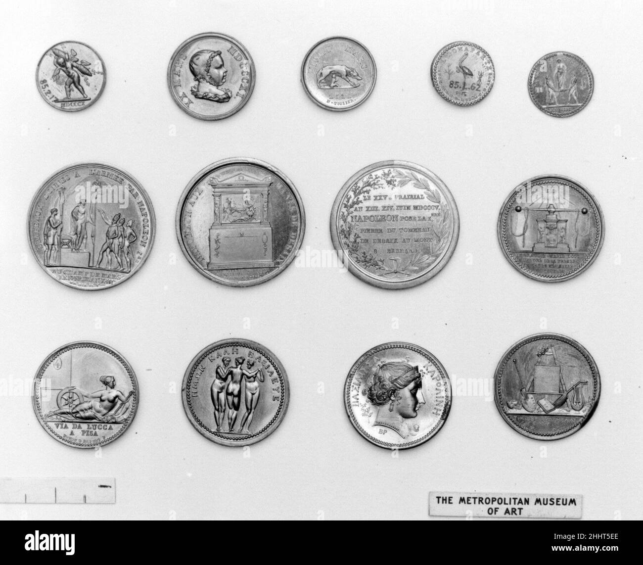 Das Grab von Desaix. 1805. Medaillengewinnerin des 19th. Jahrhunderts (Vorderseite): Jean-Pierre Droz Diese Medaille wurde für das Metropolitan Museum of Art in der Pariser Münzstätte auf Antrag des Spenders, Hon. Levi P. Morton, ehemals US-Minister für Frankreich, geprägt. Das Grab von Desaix. 1805.. Medaillengewinnerin (Vorderseite): Jean-Pierre Droz (Französisch, La Chaux-de-Fonds, Neuchâtel 1746–1823 Paris). Schweizer. 19th Jahrhundert. Vergoldete Bronze, geschlagen. Medaillen und Plaquettes Stockfoto