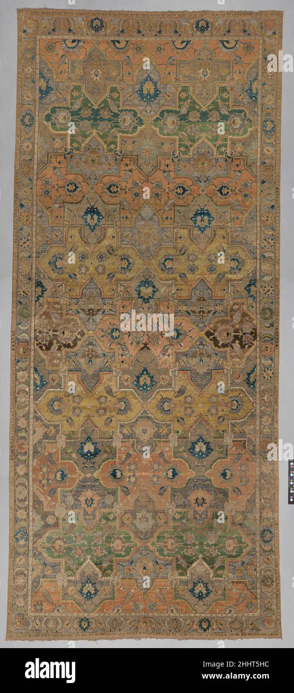 Polonaise Teppich 17th Century dieser Teppich, einer der passenden Teppiche, gehört zu einem Typ, der als "Polonaise" bekannt ist, bekannt für seinen Seidenstapel, seine Pastellfarben und die umfangreiche Verwendung von Gold- und silbermetallumwickelten Fäden. Die Bezeichnung "Polonaise" spiegelt die (falsche) Überzeugung des 19. Jahrhunderts wider, dass Teppiche dieser Art aus Polen stammten, eine Vorstellung, die sich aus der Anwesenheit ähnlicher Teppiche mit europäischen Wappen ableitet. Tatsächlich wurden diese Teppiche im Iran hergestellt und in großer Zahl ins Ausland verschifft. Viele wurden auch von persischen Botschaften als Geschenke der Shahs nach Europa gebracht, und einige waren Commis Stockfoto