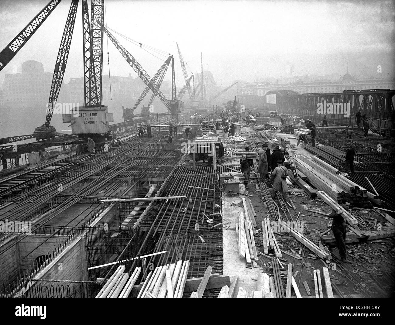 Waterloo Bridge, London, im Bau. Ca. Dezember 1941 Stockfoto