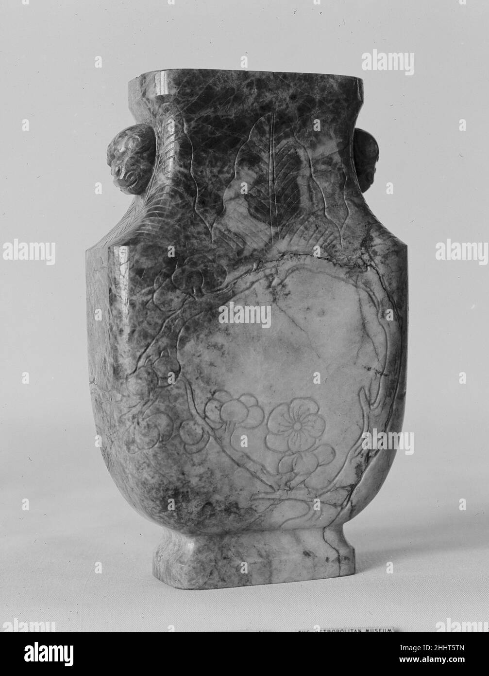 Vase China. Vase. China. Nephrit, ein Motteltier aus Salat- und Smaragdgrün, durchsetzt mit kleinen Flecken von grünlich-grau; auf einer Seite ein sehr großer Farbfleck, der dem Hammelfett ähnelt, in dem zarte braune Adern vorhanden sind. Qing-Dynastie (1644–1911), Kangxi-Periode (1662–1722). Jade Stockfoto