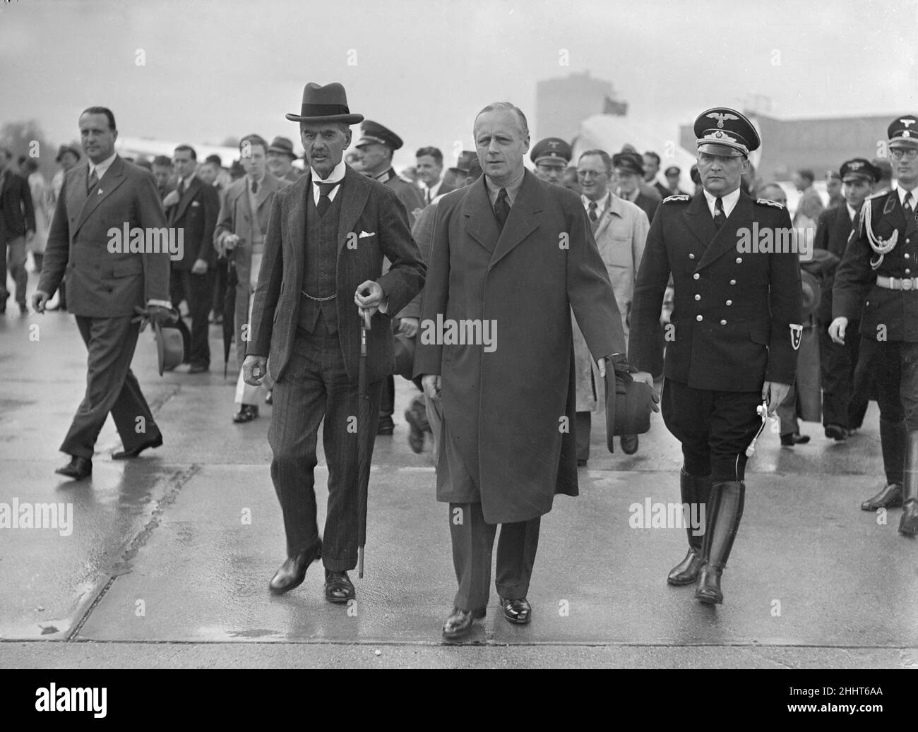 Der britische Premierminister Neville Chamberlain begrüßte den deutschen Außenminister Joachim von Ribbentrop bei seiner Ankunft in München, zum einen bei einem Treffen mit dem deutschen Bundeskanzler Adolf Hitler.15th. September 1938. Stockfoto