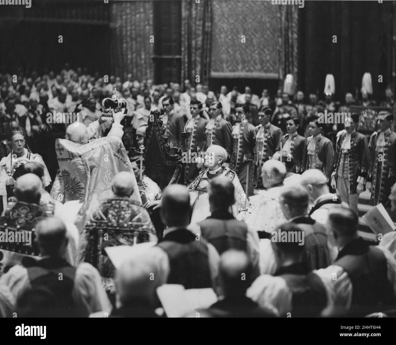 Cosmo Gordon lang, der Erzbischof von Canterbury, hat hier gesehen, wie er die Krone während der Krönungszeremonie in der Westminster Abbey am 12th. Mai 1937 auf das Haupt von König George VI. Legte Stockfoto