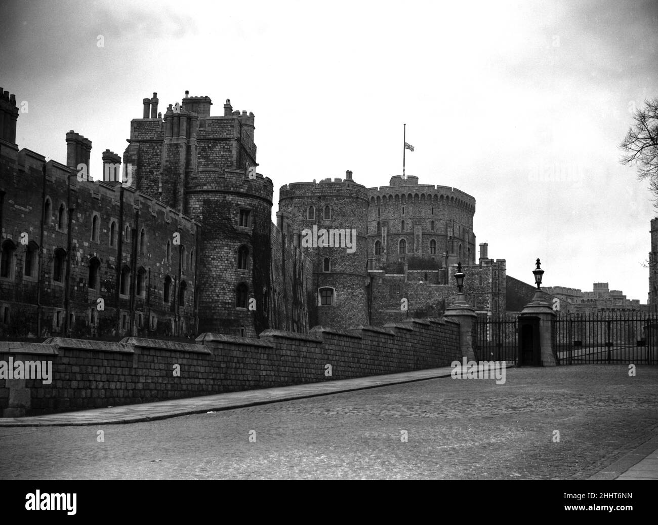 Blick auf Windsor Castle, Bekshire, mit der Flagge auf halber Mast nach dem Tod von König George VI. 6th. Februar 1952. Stockfoto